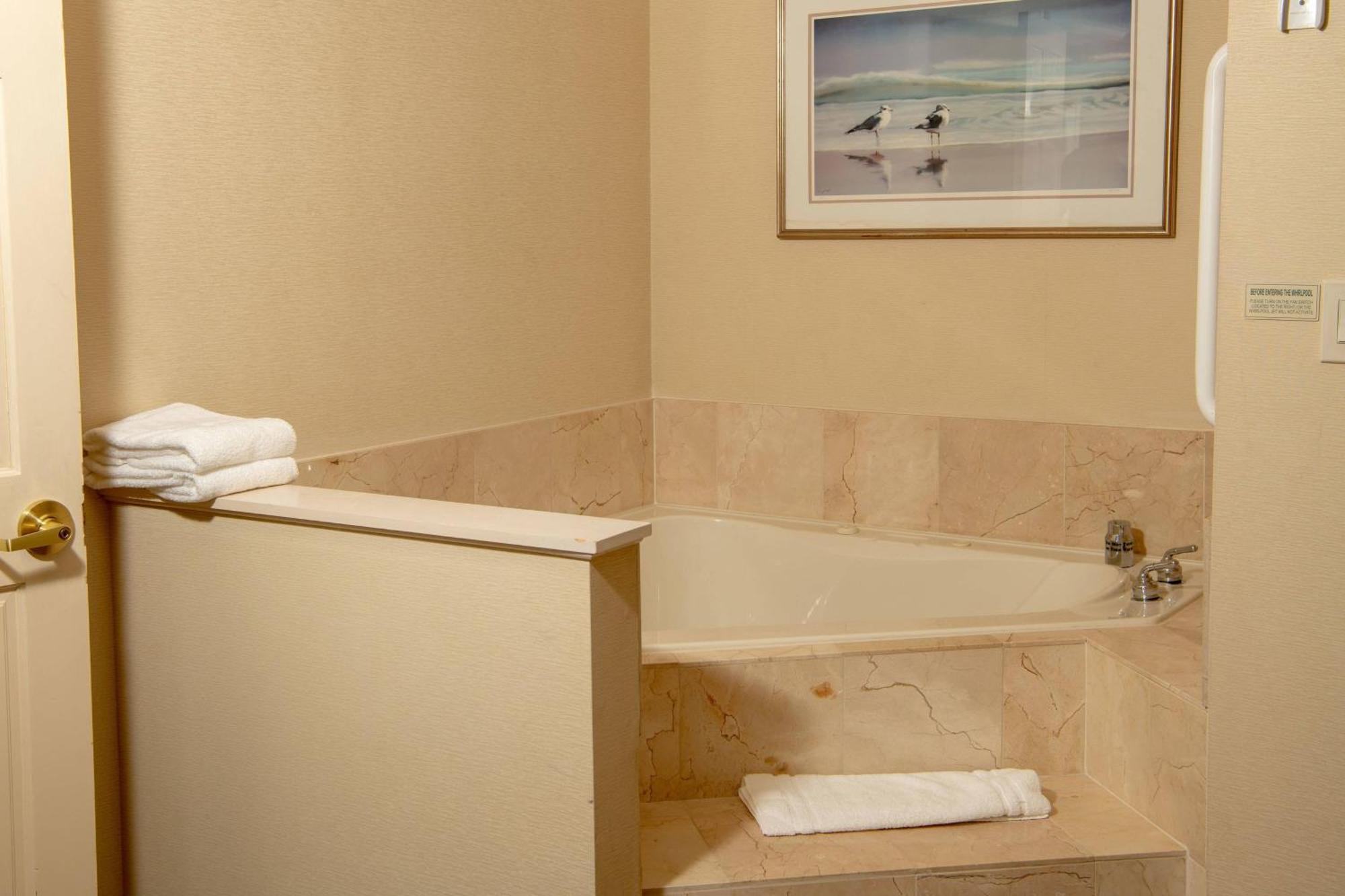 Courtyard By Marriott Erie Ambassador Conference Center Hotel Luaran gambar